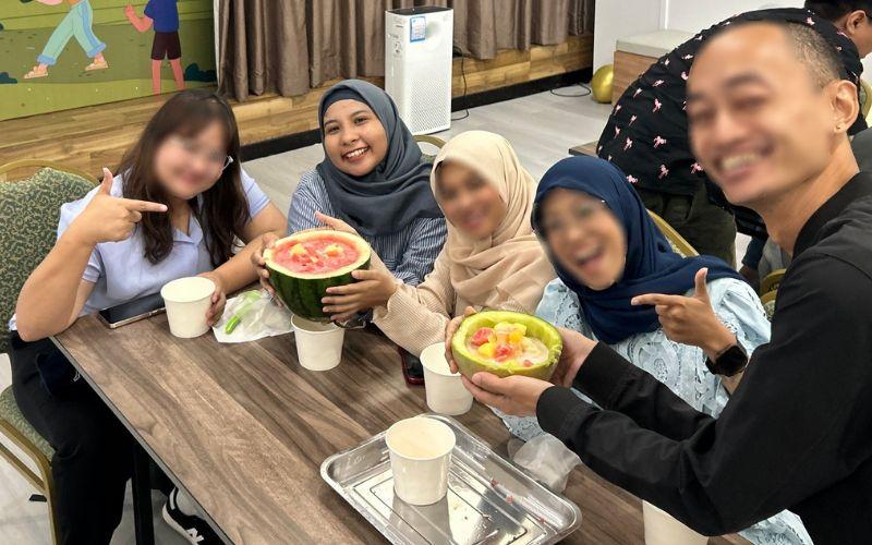 Kelompok penulis berfoto bersama memperlihatkan keakraban yang terjalin selama proses kolaboratif membuat subak hwachae.  