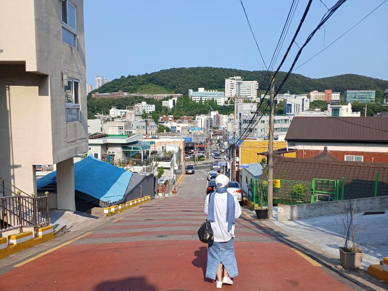 Penulis menemukan budaya dari keseharian orang Korea melalui eksplorasi kota dan kehidupan sehari-hari di Kota Busan. 