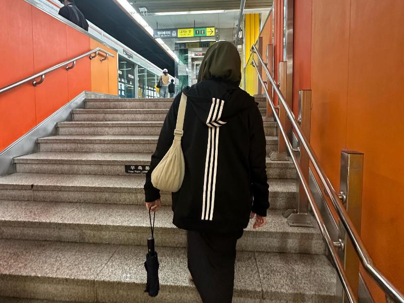 Sebagian besar metro dapat diakses dengan tangga. Meskipun terdapat elevator untuk penumpang prioritas, tetapi tidak sedikit juga lansia yang menggunakan tangga. 