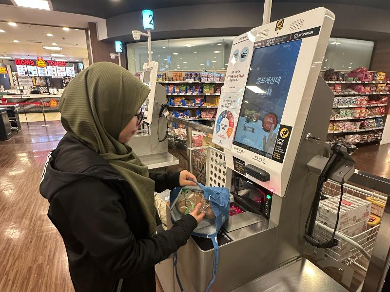 Melakukan pembayaran mandiri menjadi hal yang umum di Korea. 