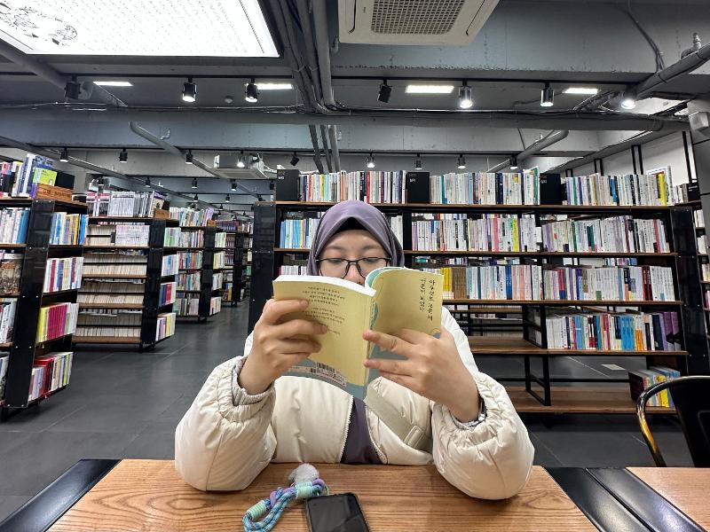 Sebelum memutuskan membeli buku, penulis meluangkan waktu singkat untuk membaca sekilas isi buku. 