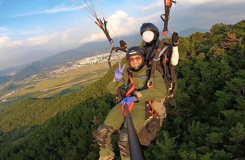 Salah satu foto terbaik yang penulis ambil di atas udara bersama pilot paralayang. 