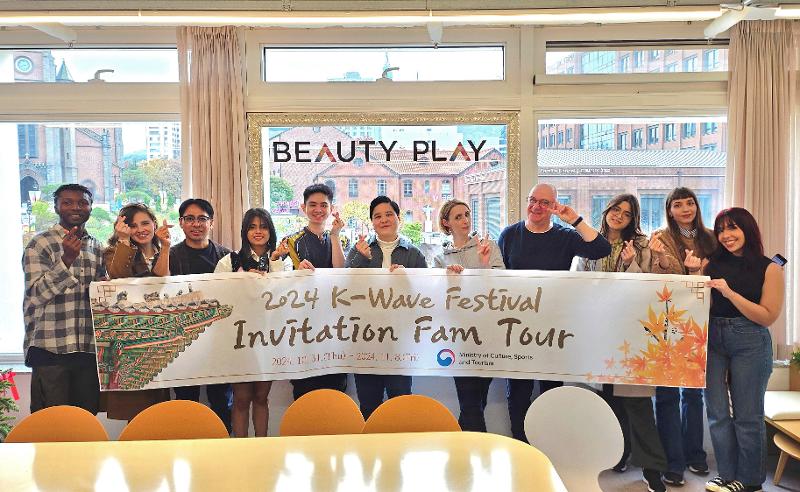 Penulis bersama sepuluh orang pegiat halyu terbaik tahun 2024 mengunjungi Beauty Play di Myeongdong dalam tur undangan pemerintah Korea tahun 2024.  
