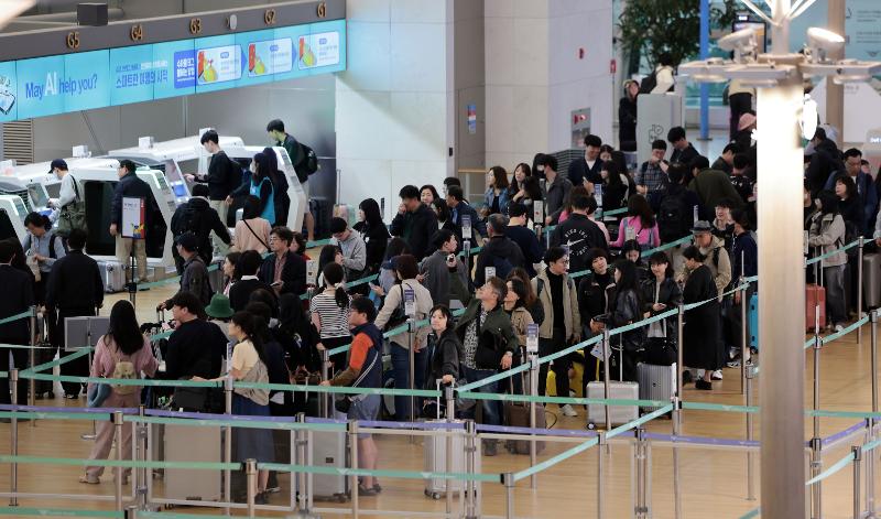 Jumlah penumpang pesawat yang menggunakan Bandara Internasional Incheon pada paruh pertama tahun 2025 melampaui 36 juta orang. Foto di atas menunjukkan calon penumpang pesawat yang sedang mengantri untuk melakukan lapor masuk pada tanggal 1 Mei 2025 di Terminal 1 Bandara Internasional Incheon. (Yonhap News)