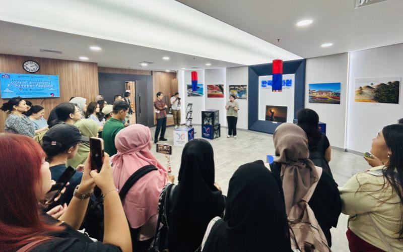 Suasana pembukaan Festival Wisata Budaya dan Seni Gyeongsangbuk-do Gyeongju pada hari Senin (21/07/2025) di lobi KCCI diwarnai dengan antusiasme pengunjung yang hadir. 