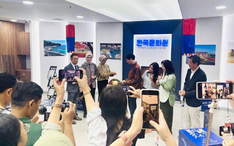 Gong secara simbolis dipukul oleh perwakilan KCCI, KTO, dan Gyeongsangbuk-do Jakarta Office di lobi KCCI sebagai tanda resmi dibukanya Festival Wisata Budaya dan Seni Gyeongsangbuk-do Gyeongju. 