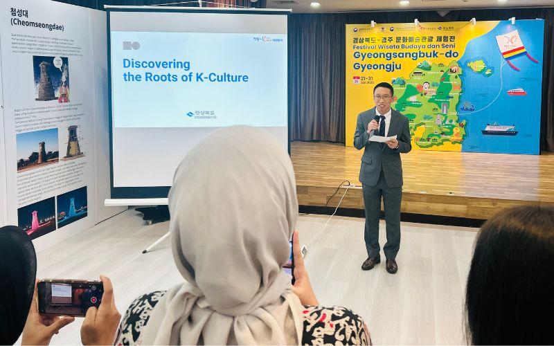 Perwakilan dari Kantor Provinsi Gyeongsangbuk di Jakarta menjelaskan kekayaan budaya, sejarah, dan potensi wisata di wilayah tersebut kepada peserta festival. 