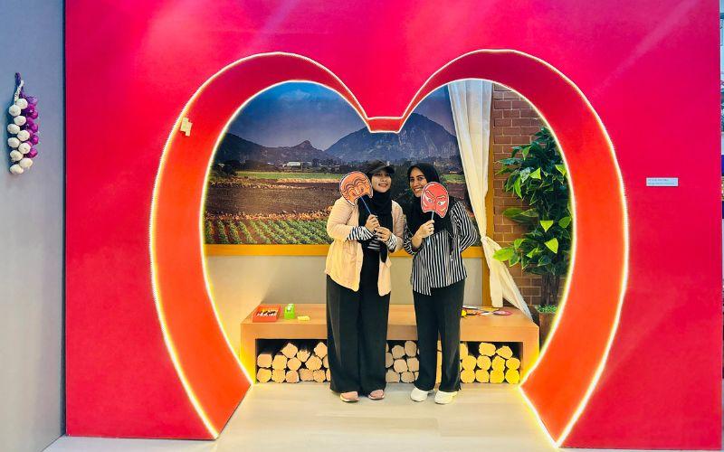 Area berfoto yang tersedia di lokasi festival dapat dimanfaatkan pengunjung untuk mendokumentasikan pengalaman mereka dan membagikannya di media sosial untuk mendapatkan suvenir menarik dari penyelenggara.  