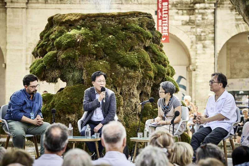 Bahasa Korea telah terpilih sebagai bahasa tamu resmi untuk Festival d'Avignon Prancis yang merupakan festival seni pertunjukan terbesar di dunia. Foto di atas menunjukkan Direktur Festival d'Avignon. Tiago Rodrigues (kiri); Presiden KAMS, Kim Jang Ho (kedua dari kiri); dan para pihak terkait dari KAMS. (KAMS)