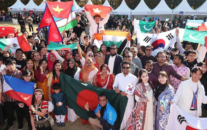 Jumlah daerah dengan konsentrasi tinggi warga negara asing (WNA) terus meningkat di luar wilayah metropolitan. Foto di atas menunjukkan para mahasiswa internasional Universitas Ajou di Kota Suwon yang mengenakan pakaian tradisionalnya pada Ajou International Day yang digelar tanggal 7 November 2024. (Yonhap News)
