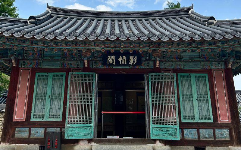 Kompleks Sosu Seowon di Yeongju yang penulis kunjungi pada tahun 2024 merupakan salah satu dari sembilan seowon di Korea yang telah ditetapkan sebagai Situs Warisan Budaya UNESCO. 