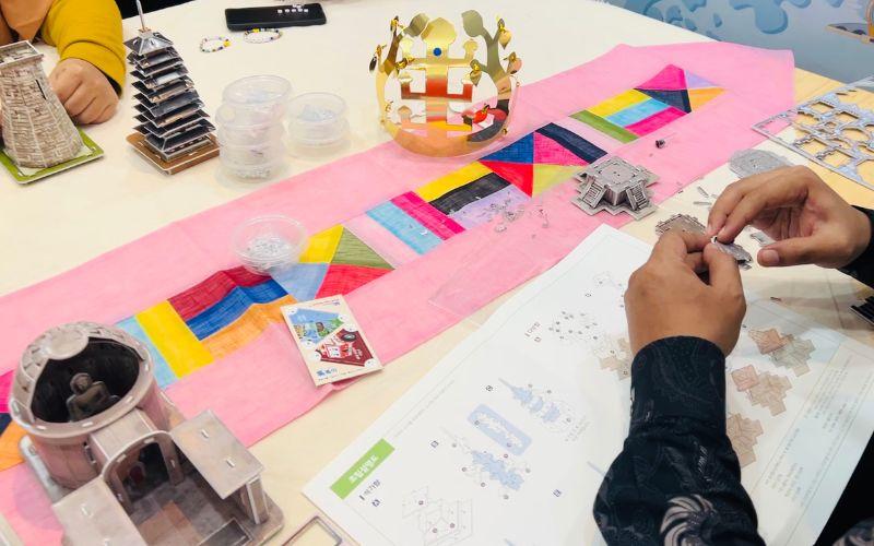 Suasana merakit 3D puzzle situs warisan budaya Gyeongju menjadi salah satu bagian paling menarik dalam acara. 