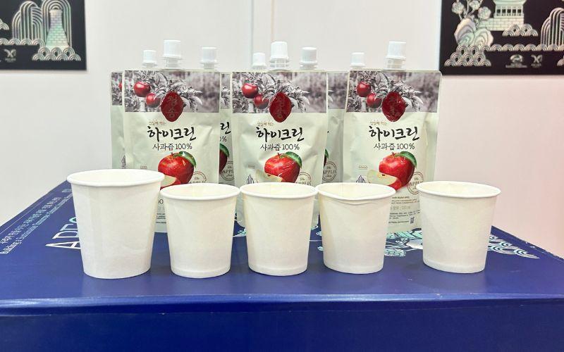 Sari buah apel Cheongsong disajikan kepada peserta acara sebagai bagian dari pengalaman rasa khas Gyeongbuk. 