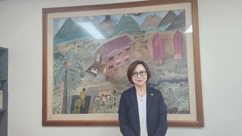 Lee Na-Young, Ketua Dewan Korean Council for Justice and Remembrance for the Issues of Military Sexual Slavery by Japan, pada tanggal 24 Juli 2025 berfoto di depan gambar karya korban jugun ianfu militer Jepang, Kang Duk-kyung.