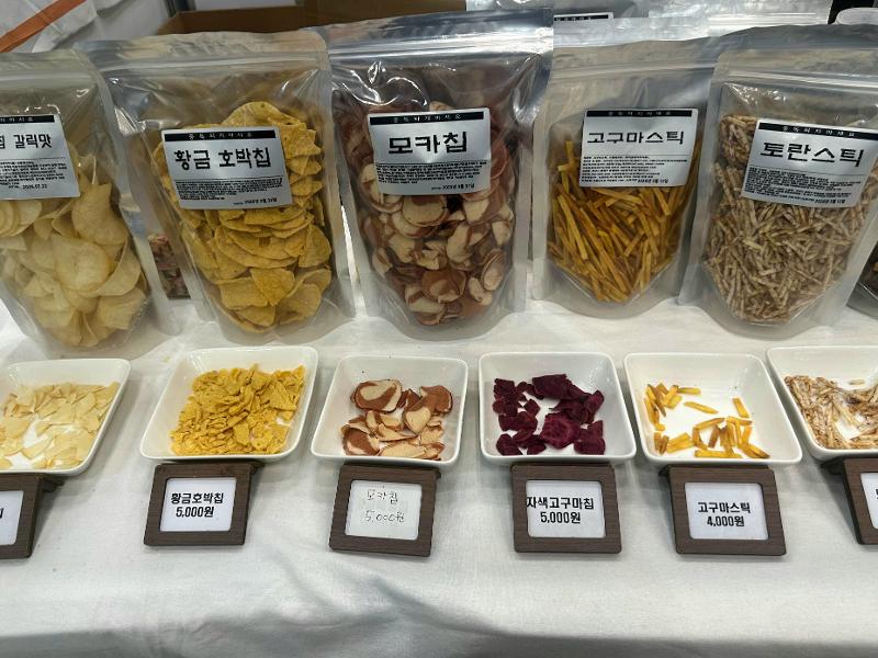 Hampir di setiap stan makanan, pengunjung bisa mencicipi produk yang ditawarkan. 