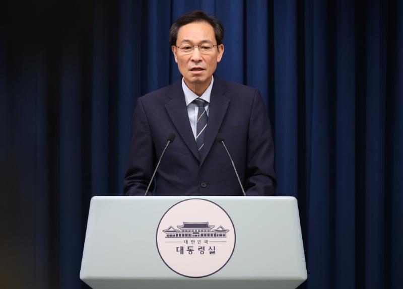 Sekretaris Urusan Politik Kantor Kepresidenan Republik Korea, Woo Sang-ho, terlihat sedang memberikan pengarahan terkait Upacara Pelantikan Presiden ke-21 oleh Rakyat. (Yonhap News)