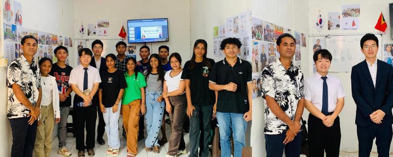 Kunjungan singkat dari Tim HWPL (Heavenly Culture, World Peace, Restoration of Light) di ruang kelas bahasa Korea.
