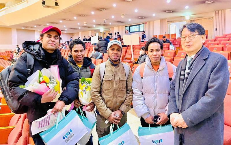 Moreira bersama beberapa teman lainnya, saat mengikuti proses penerimaan pelajar baru di Korea Soongsil Cyber University (KSCU).