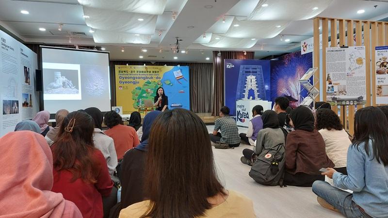 Suasana Aula Multifungsi KCCI ketika Jeong Ok Jeon menyampaikan materi dalam Kuliah Khusus Karya Seni Kerajaan Silla. 