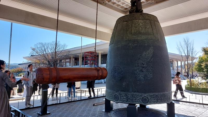 Kemegahan desain lonceng Raja Seongdeok menghias halaman Museum Nasional Gyeongju. 