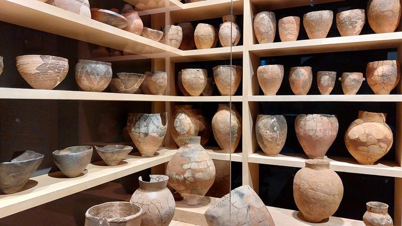 Berbagai karya tembikar peninggalan Dinasti Silla yang dipamerkan di Museum Nasional Gyeongju. 