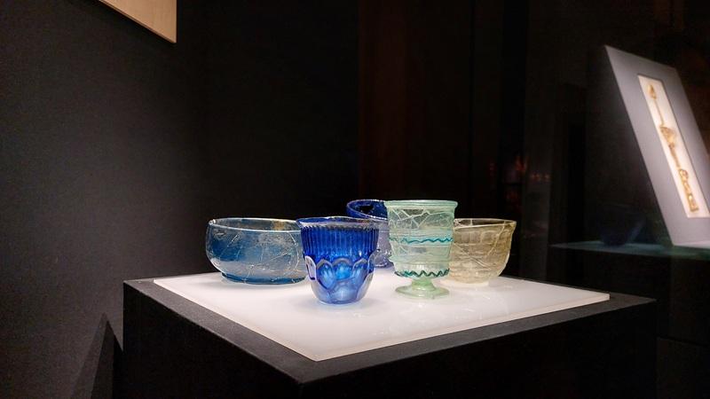 Di Museum Nasional Gyeongju, berbagai artefak gelas kaca dipajang di atas meja yang disinari cahaya dari bawah untuk menonjolkan keindahan refleksi warna biru dan hijau khas seni gelas kaca era Dinasti Silla. 