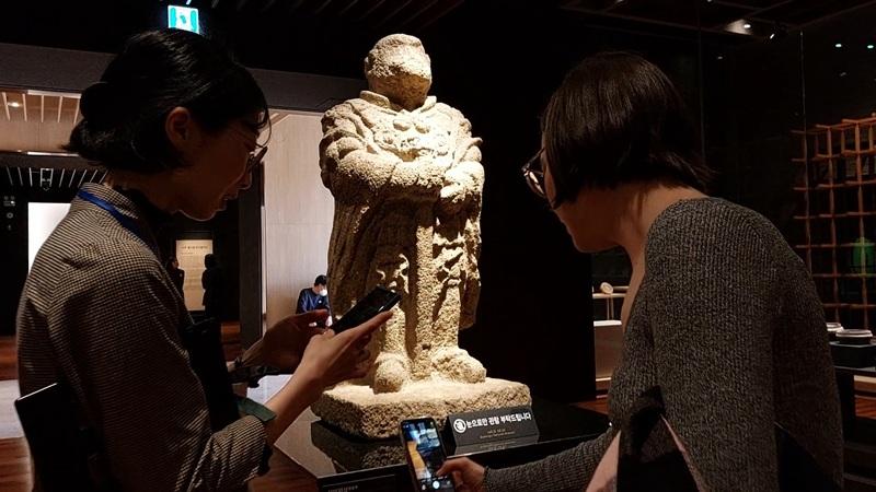 Relik patung yang menggambarkan dua belas binatang zodiak ditempatkan di pusat salah satu ruang pameran Museum Nasional Gyeongju. 