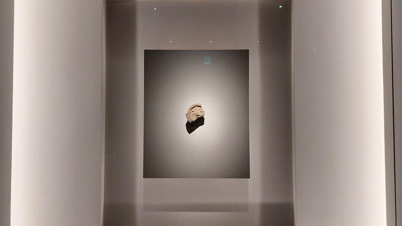 Di Museum Nasional Gyeongju, Sumaksae dipajang dalam bingkai elegan untuk menyambut pengunjung dengan senyuman yang telah melampaui zaman. 