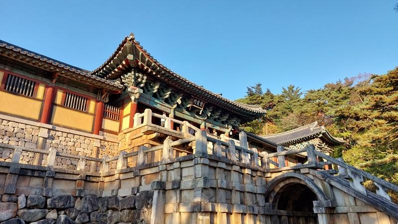 Potret samping tangga Baekwoongyo dan Cheongwoongyo, serta pintu Jahamun di Kuil Bulguksa yang merupakan salah satu peninggalan Dinasti Silla.  