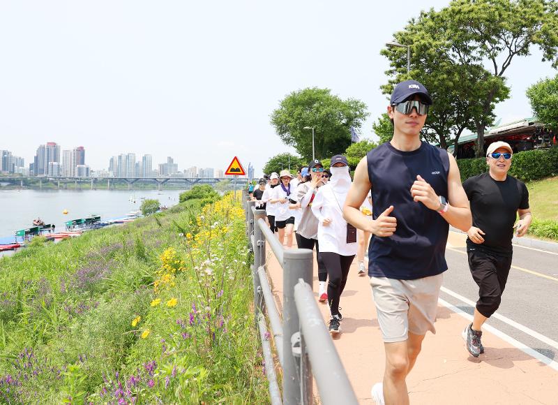 Angka harapan hidup warga Korea mencapai 83,5 tahun. Angka tersebut lebih tinggi dari rata-rata negara anggota OECD yang mencapai 81,1 tahun.  Foto di atas menunjukkan warga Seoul yang sedang berpartisipasi pada My Pace Hangang Triathlon Festival pada tanggal 30 Mei 2025 di Taman Hangang Ttukseom, Gwangjin-gu, Seoul. (Lee Jeong Woo)