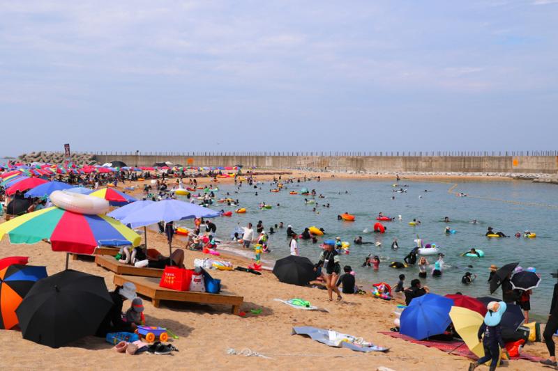 Pada tanggal 31 Juli 2025 kawasan Pantai Deungdae di Yeongrang-dong, Kota Sokcho, Provinsi Gangwon, dipenuhi oleh para wisatawan yang berlibur. (Yonhap News)