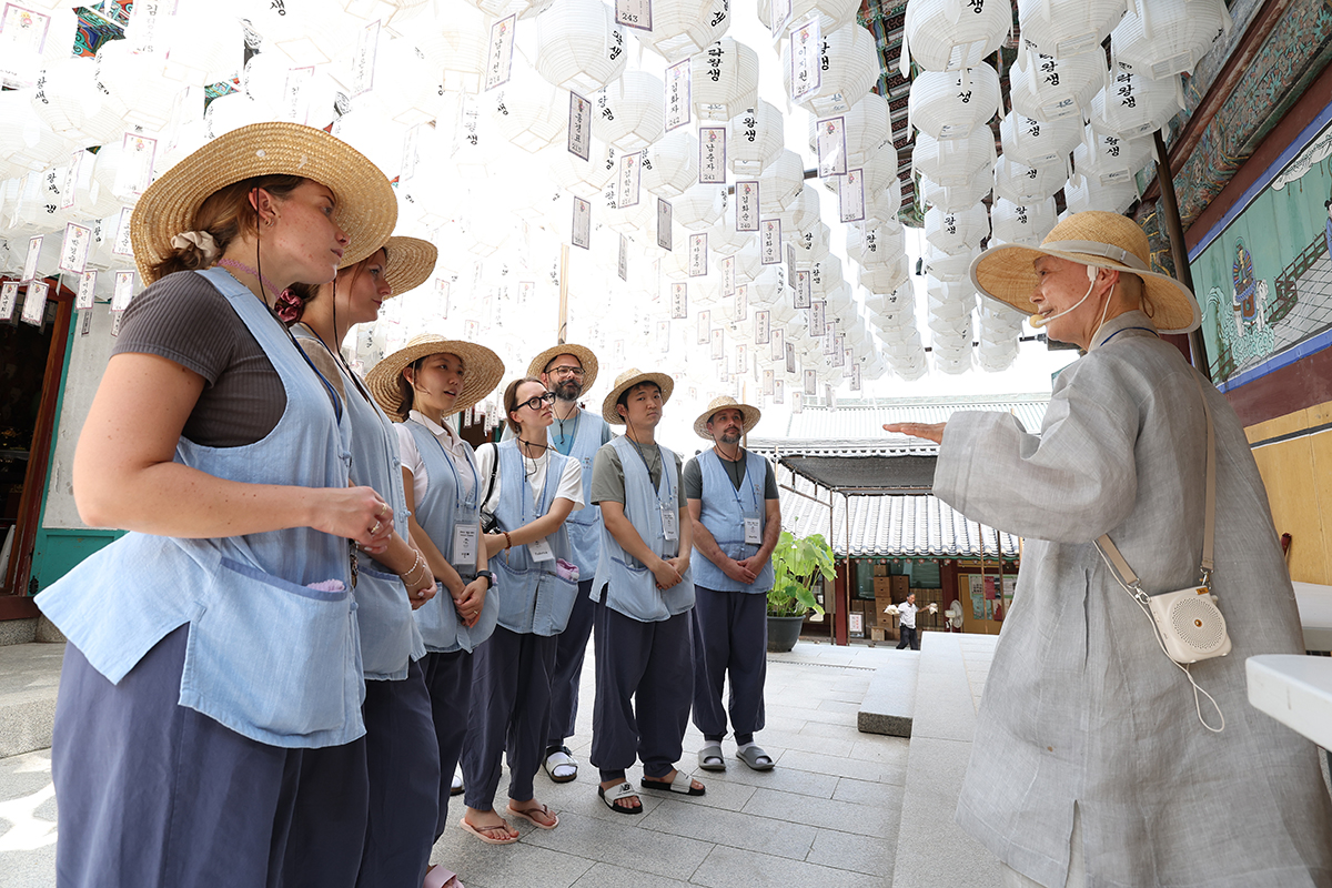 Pada tanggal 5 Agustus 2025 Biksu Cheongshim terlihat sedang menjelaskan sejarah Buddhisme kepada para peserta program templestay di Kuil Hwagyesa, Gangbuk-gu, Seoul. Templestay adalah program aktivitas budaya tradisional yang memungkinkan peserta beristirahat di kuil pegunungan. Tempat ini merupakan lokasi dengan sejarah dan budaya Buddhisme Korea yang telah berlangsung selama 1.700 tahun dan masih hidup serta berkembang hingga kini. (Lee Jeong Woo)