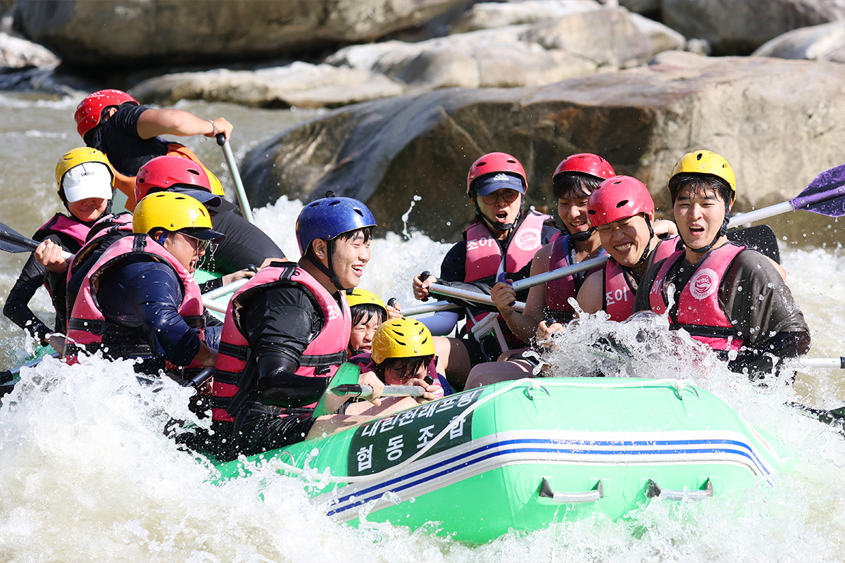 Pada tanggal 8 Agustus 2025 para wisatawan terlihat sedang menikmati arung jeram di Sungai Naerin, Inje-gun, Provinsi Gangwon. (Lee Jeong Woo)