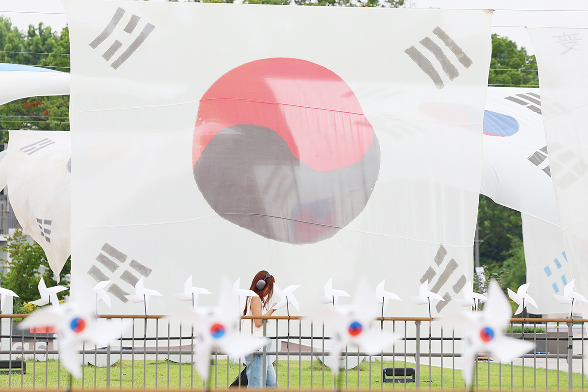 Bendera nasional Korea dari berbagai era berkibar pada tanggal 11 Agustus 2025 di halaman luar Pulau Nodeulseom, Yongsan-gu, Kota Seoul. Terdapat 16 jenis bendera nasional Korea (Taegeukgi) yang dikibarkan, mulai dari Denny Taegeukgi yang merupakan Taegeukgi tertua yang diketahui saat ini. Bendera-bendera tersebut dikibarkan untuk menyambut peringatan 80 tahun kemerdekaan Korea pada tanggal 15 Agustus 2025. (Lee Jeong Woo)