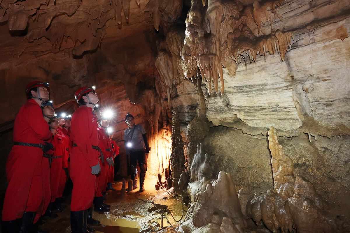 Pada tanggal 12 Agustus 2025 para wisatawan terlihat sedang mengeksplorasi Gua Baengnyongdonggul di Pyeongchang-gun, Provinsi Gangwon. Gua yang ditetapkan sebagai Harta Karun Alam No. 260 ini merupakan satu-satunya gua di Korea yang dioperasikan dengan konsep gua eksplorasi. Pengunjung dapat menjelajahi keindahan alaminya bersama pemandu profesional. (Lee Jeong Woo)