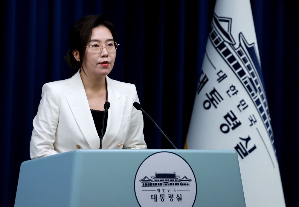 Juru Bicara Kantor Kepresidenan Republik Korea Kang Yu-jung pada tanggal 12 Agustus 2025 terlihat sedang memberikan pengarahan terkait penyelenggaraan KTT Korea-AS di Kantor Kepresidenan Yongsan, Seoul. (Yonhap News)