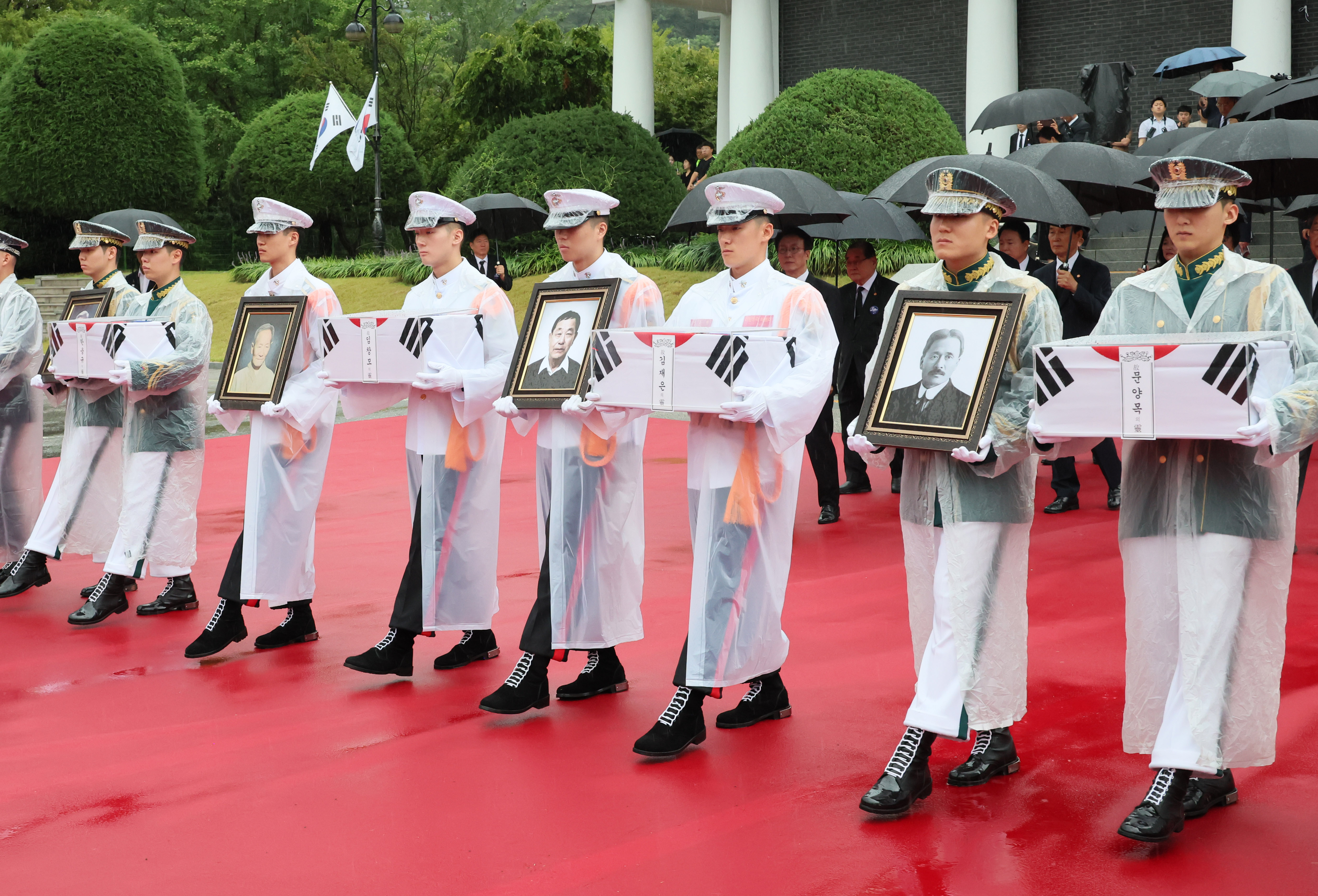 Jenazah sedang diarak dalam upacara pemulangan jenazah pejuang kemerdekaan. Acara tersebut digelar pada tanggal 13 Agustus 2025 di Taman Makam Pahlawan Nasional Seoul, Dongjak-gu, Seoul. (Yonhap News)