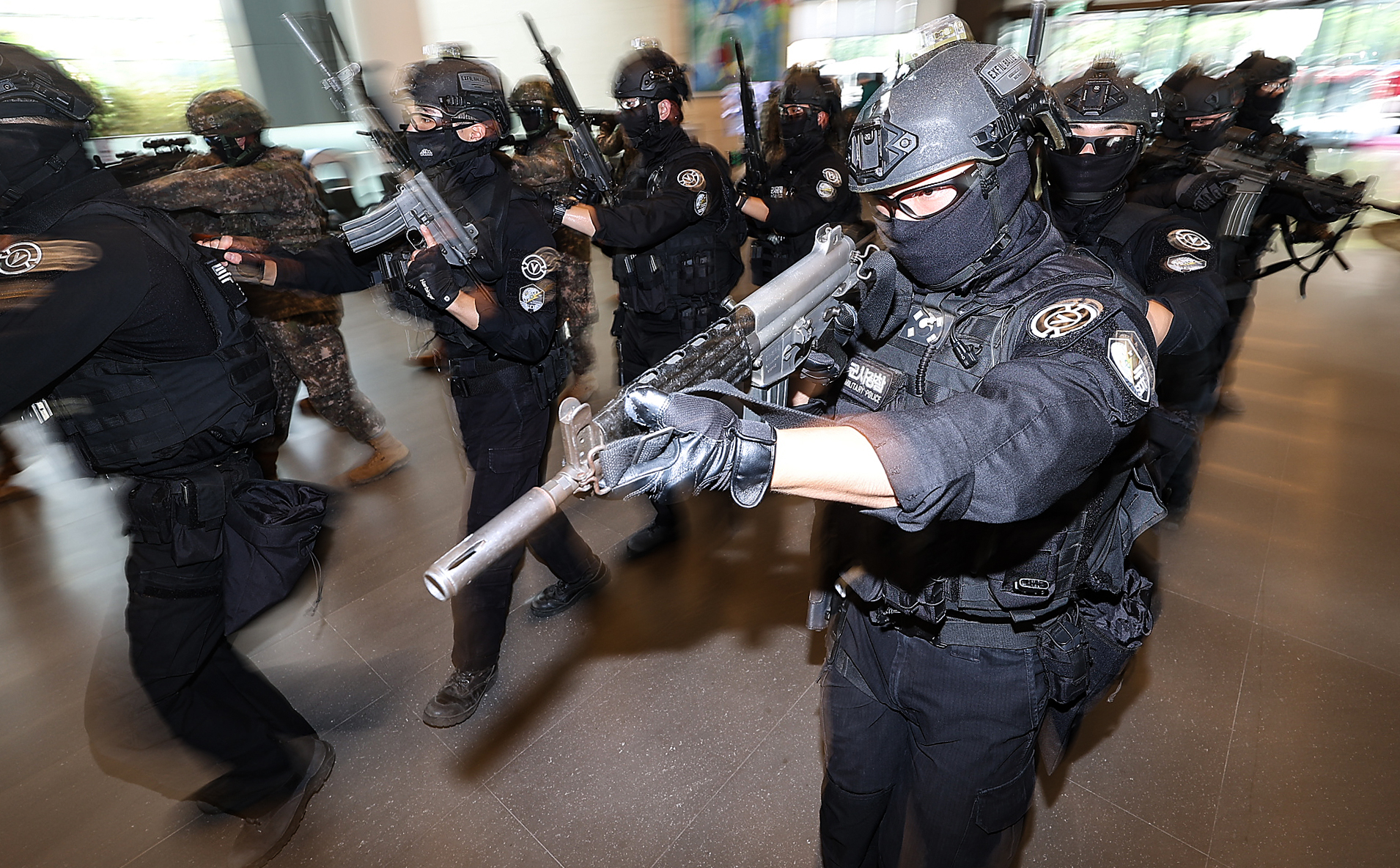Prajurit militer dari Divisi Infanteri ke-50 melakukan pelatihan untuk menghadapi serangan teror besar pada tanggal 18 Agustus 2024 di kantor pusat iM Bank, Suseong-gu, Daegu. Pelatihan tersebut merupakan bagian dari pelatihan UFS (Ulchi Freedom Shield) yang merupakan pelatihan pertahanan komprehensif nasional antara masyarakat sipil, pihak swasta, militer, polisi, serta petugas pemadam kebakaran. (Yonhap News)