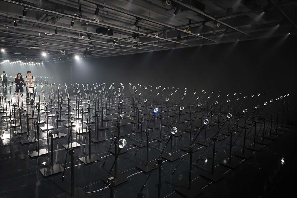 Warga terlihat sedang menikmati pameran media bertajuk Spectral Crossings pada tanggal 25 Agustus 2025 di Dongdaemun Design Plaza (DDP), Jung-gu, Seoul. Pameran tersebut merupakan pameran seni media yang menggabungkan cahaya, kecerdasan buatan (AI), sinar laser, dan seni kinetik untuk memberikan pengalaman baru kepada pengunjung. Pameran akan dibuka hingga tanggal 16 November 2025. (Lee Jeong Woo)