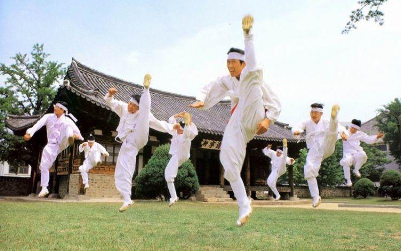 Taekkyeon adalah seni bela diri tradisional Korea yang masuk dalam Daftar Warisan Budaya Takbenda UNESCO pada tahun 2011. (Layanan Warisan Korea)
