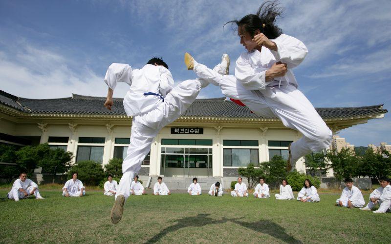 Gerakan anggun atlet taekkyeon yang terlatih terasa lembut dan melingkar, tetapi dapat menggunakan fleksibilitas dan kekuatan yang luar biasa. (Layanan Warisan Korea) 
