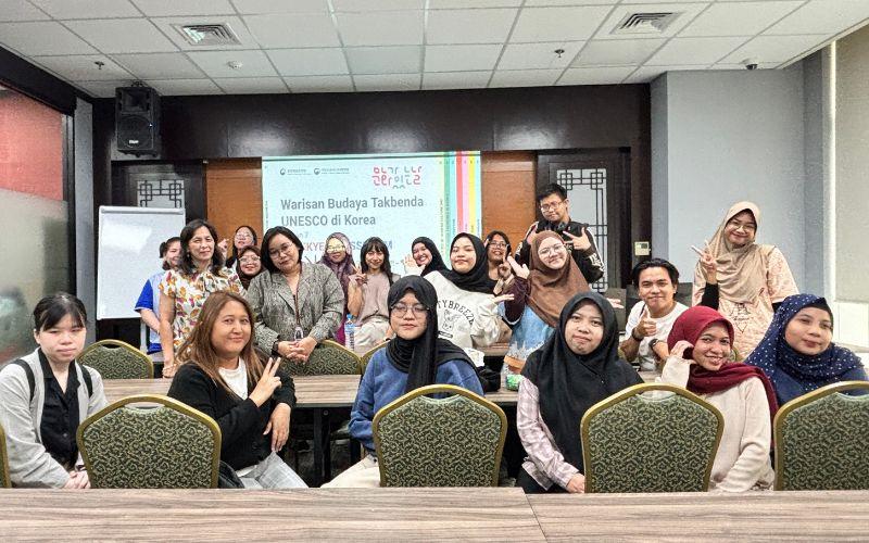 Peserta Korean Culture Day berfoto bersama usai mengenal lebih dalam mengenai takkyeon dan ssireum di KCCI. (KCCI)  