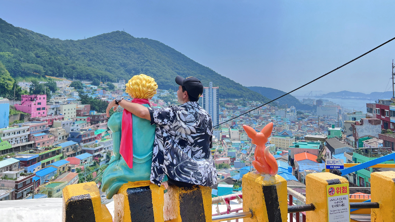 Penulis mengabadikan momen berfoto bersama patung pangeran kecil dan seekor rubah yang terletak ditengah Kampung Budaya Gamcheon. 