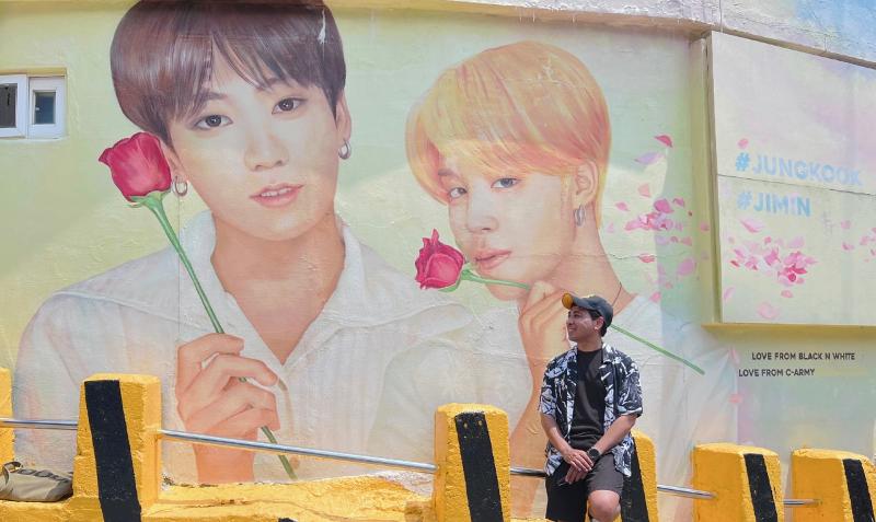 Mural dua personil BTS Jungkook & Jimin yang juga menjadi spot pengambilan foto dan video dari para pengunjung.  