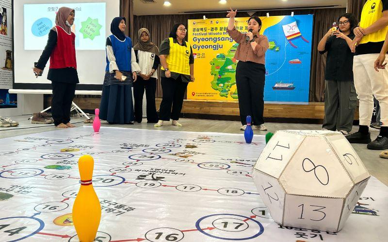 Juryeonggu dimainkan oleh peserta di Aula Multifungsi KCCI pada hari Kamis (31/07/2025) sebagai bentuk pengalaman langsung dalam penutupan Festival Gyeongsangbuk-do. (Hanum Nur Aprilia) 