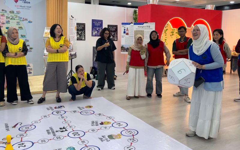 Para peserta harus melangkah mengikuti angka yang muncul dari dadu 14 sisi untuk melewati 31 lingkaran di papan permainan juryeonggu. (Hanum Nur Aprilia) 
