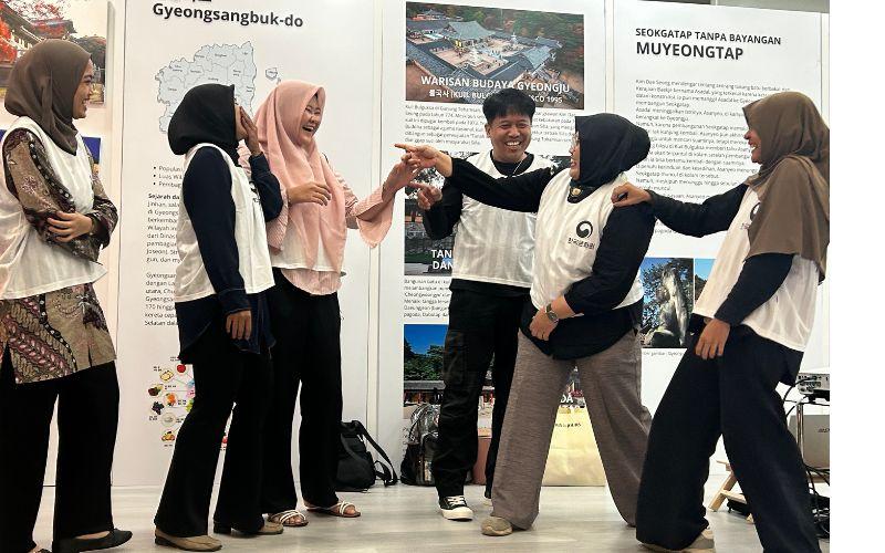 Salah satu hukuman yang dijalani peserta dalam permainan juryeonggu di KCCI adalah tertawa terbahak-bahak selama 10 detik sebagai bentuk adaptasi dari perintah versi aslinya. (Hanum Nur Aprilia) 