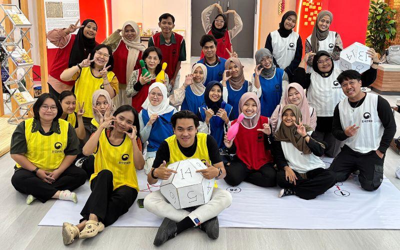 Suasana akrab terjalin di antara peserta selama permainan juryeonggu, terlihat dari momen foto bersama di akhir acara sebagai penanda kebersamaan yang tercipta. (KCCI)  