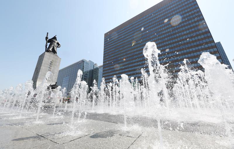 Suasana air mancur di Alun-alun Gwanghwamun yang dinyalakan di tengah musim panas. (Lee Jeong Woo dari Korea.net) 