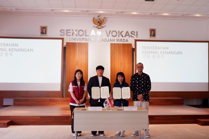 Penyerahan Kenang-Kenangan berisi Tanda Tangan Kerja Sama dari Pihak PAS Youth dan Sekolah Vokasi UGM. (Panitia PAS Youth Mahasiswa UGM) 